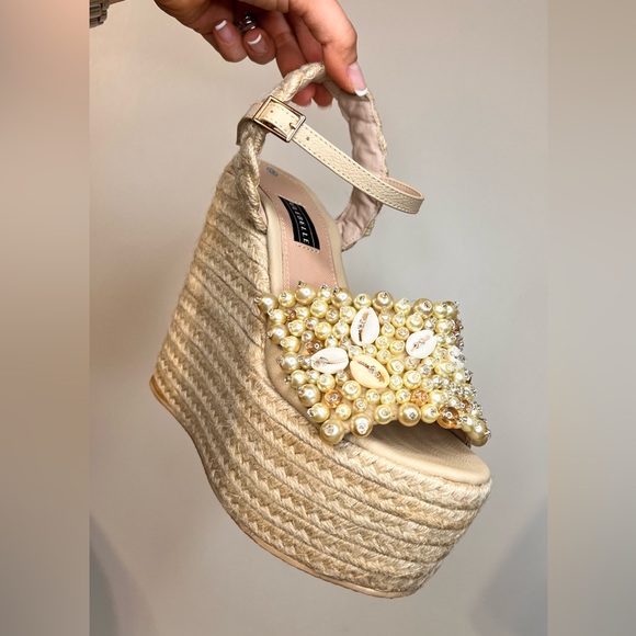 Shoes - Open toe wedges with beautiful beads - beach style